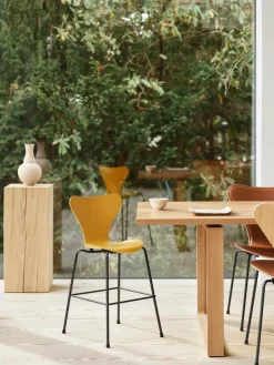 Børn Fritz Hansen Børnestole<3177 Junior Højstol, farvet ask af Arne Jacobsen