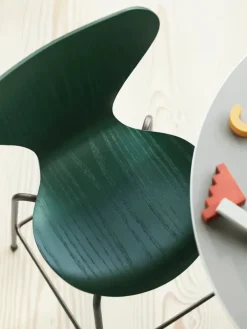 Børn Fritz Hansen Børnestole<3177 Junior Højstol, farvet ask af Arne Jacobsen