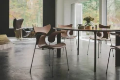 Fritz Hansen Spisebordsstole<3208 Liljen armstol i valnød af Arne Jacobsen