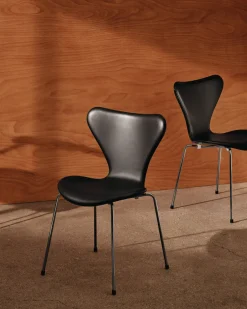 Fritz Hansen Spisebordsstole<3107 stol, fuldpolstret Essential læder sort/sort stel af Arne Jacobsen