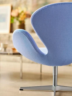 Fritz Hansen Lænestole<3320 Svanen i stof (prisgruppe 2) af Arne Jacobsen