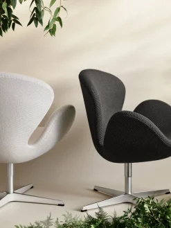 Fritz Hansen Lænestole<3320 Svanen i stof (prisgruppe 1) af Arne Jacobsen