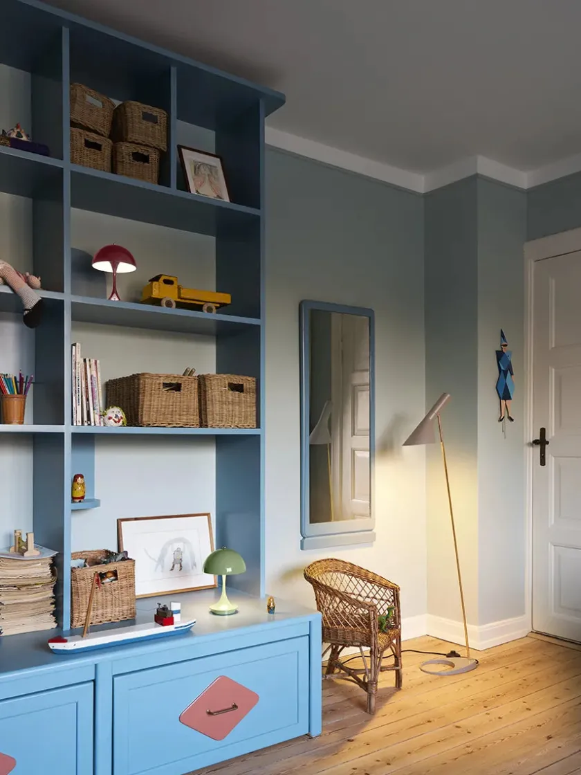 Louis Poulsen Gulvlamper|Spots<AJ Floor Lamp, grey/brass af Arne Jacobsen