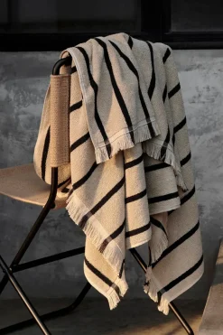 Ferm Living Badeværelsestekstiler<Alee Beach Towel, sand/black fra