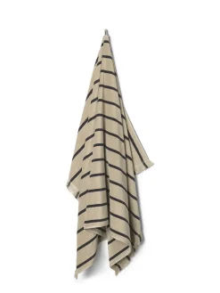 Ferm Living Badeværelsestekstiler<Alee Beach Towel, sand/black fra