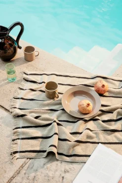 Ferm Living Badeværelsestekstiler<Alee Beach Towel, sand/black fra