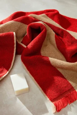 Ferm Living Badeværelsestekstiler<Alee Hand Towel, light camel/red fra