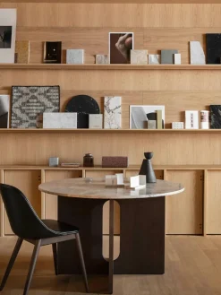 Audo Copenhagen Spiseborde<Androgyne Dining Table Ø120 dark stained oak, sand sten fra