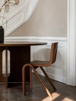 Audo Copenhagen Spiseborde<Androgyne Dining Table Ø120 dark stained oak, sand sten fra