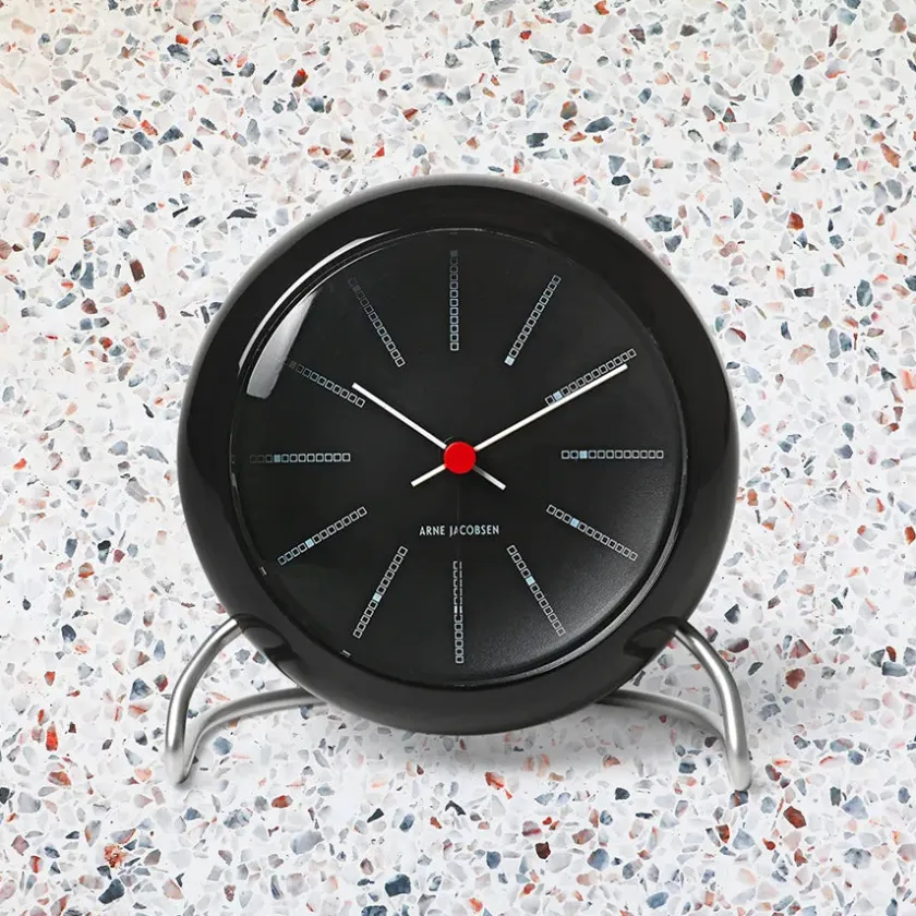 Arne Jacobsen Clocks Gaver Til Ham<Bankers Bordur, sort af Arne Jacobsen