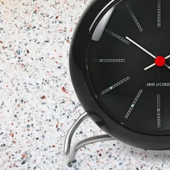 Arne Jacobsen Clocks Gaver Til Ham<Bankers Bordur, sort af Arne Jacobsen