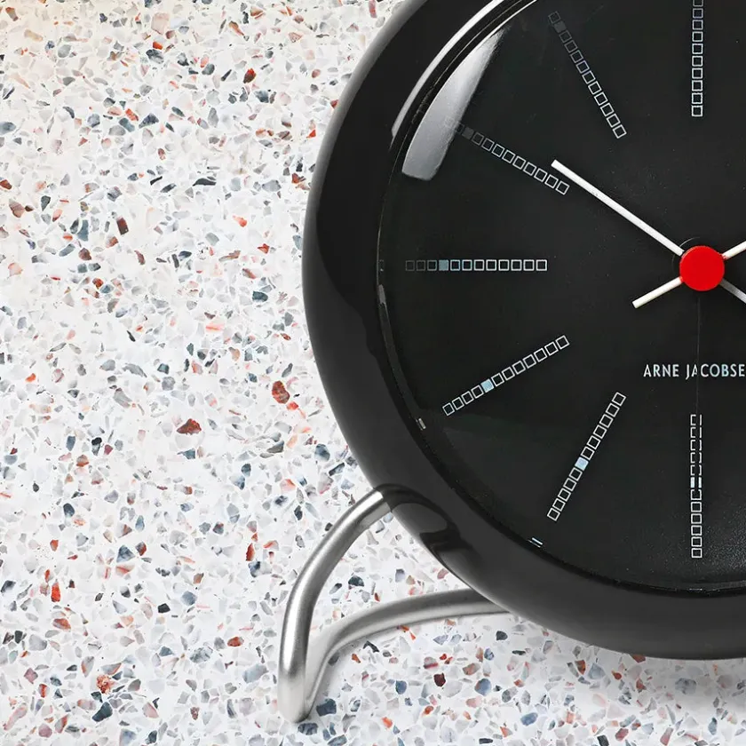 Arne Jacobsen Clocks Gaver Til Ham<Bankers Bordur, sort af Arne Jacobsen