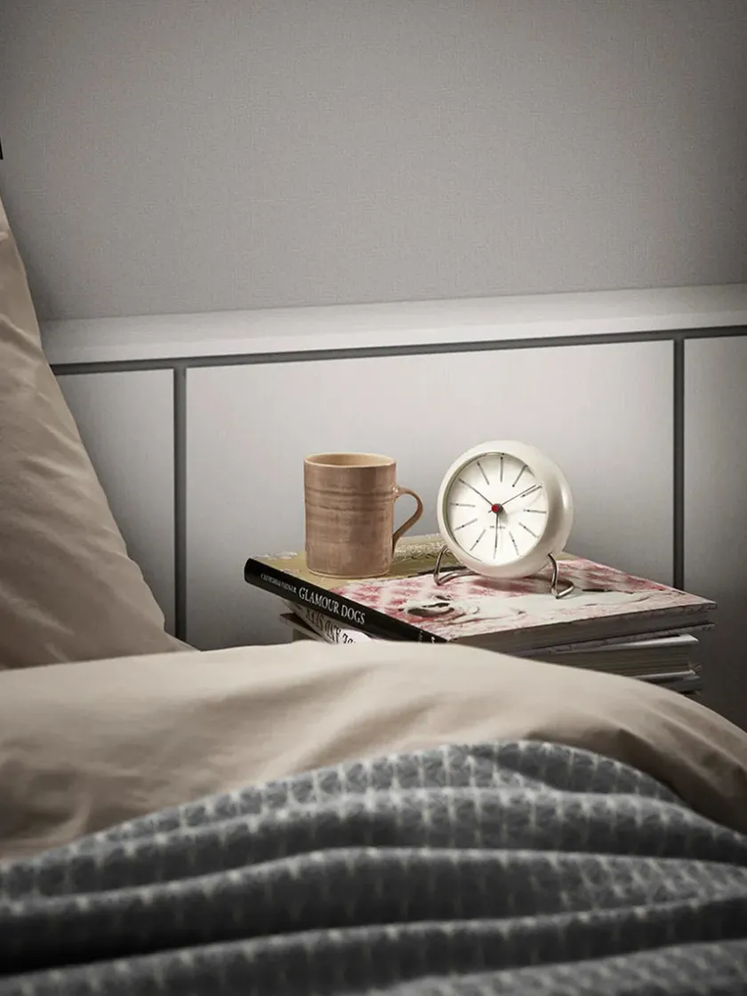 Arne Jacobsen Clocks Gaver Til Ham<Bankers Bordur, sort af Arne Jacobsen