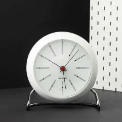Arne Jacobsen Clocks Gaver Til Ham<Bankers Bordur, sort af Arne Jacobsen