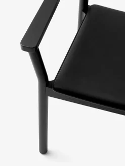 &Tradition Spisebordsstole<Betty TK11 Spisebordsstol, sortlakeret eg/sort læder fra