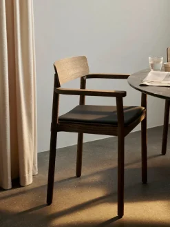 &Tradition Spisebordsstole<Betty TK11 Spisebordsstol, sortlakeret eg/sort læder fra