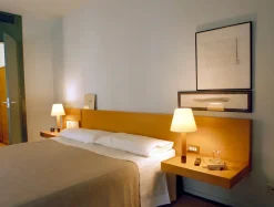 Santa & Cole Spots<Básica Mínima Bordlampe fra Santa and Cole