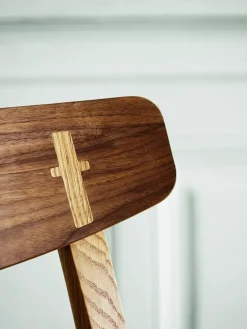 Carl Hansen & Søn Spisebordsstole<CH23 Spisestol, valnød olie med sort flet af Hans J. Wegner