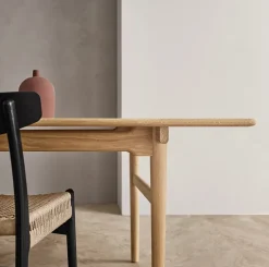 Carl Hansen & Søn Spisebordsstole<CH23 Spisestol, valnød olie med sort flet af Hans J. Wegner