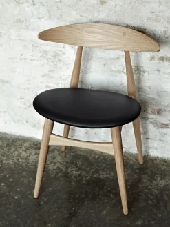 Carl Hansen & Søn Spisebordsstole<CH33 Stol, sæbebehandlet eg/sort læder af Hans J. Wegner