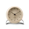 Arne Jacobsen Clocks Gaver Til Ham<City Hall Bordur, sandy beige af Arne Jacobsen