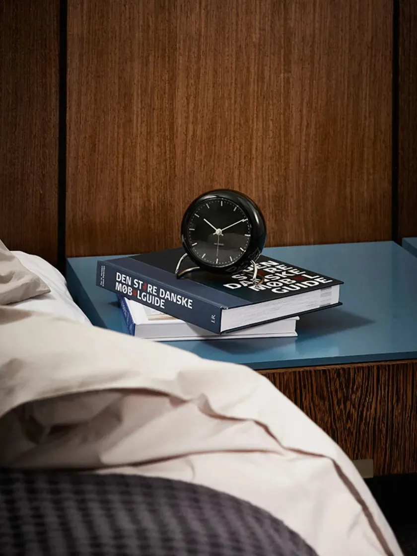 Arne Jacobsen Clocks Gaver Til Ham<City Hall bordur, sort af Arne Jacobsen