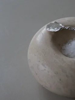 Wabi Sabi Nordic Gaver Til Hende|Service<Cosmos Object Ø 12 cm, travertin fra