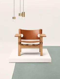 Fredericia Furniture Lænestole<Den Spanske Stol i cognac læder, eg sæbe af Børge Mogensen