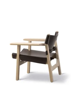 Fredericia Furniture Lænestole<Den Spanske Stol i mørkebrun læder, eg sæbe af Børge Mogensen