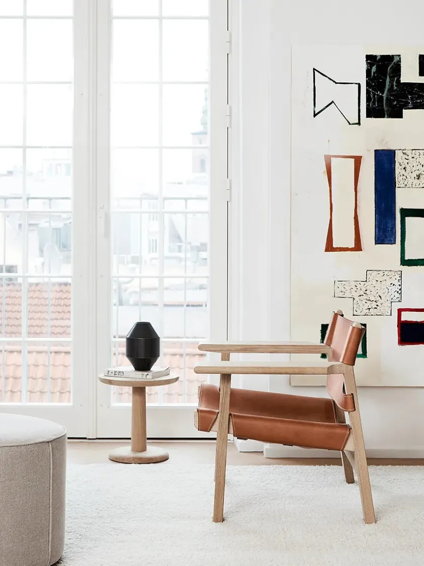 Fredericia Furniture Lænestole<Den Spanske Stol i sort læder, eg sæbe af Børge Mogensen