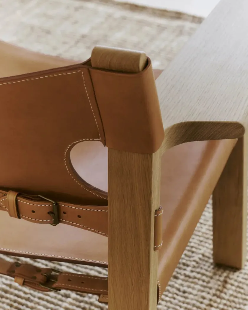 Fredericia Furniture Lænestole<Den Spanske Stol i sort læder, eg sæbe af Børge Mogensen