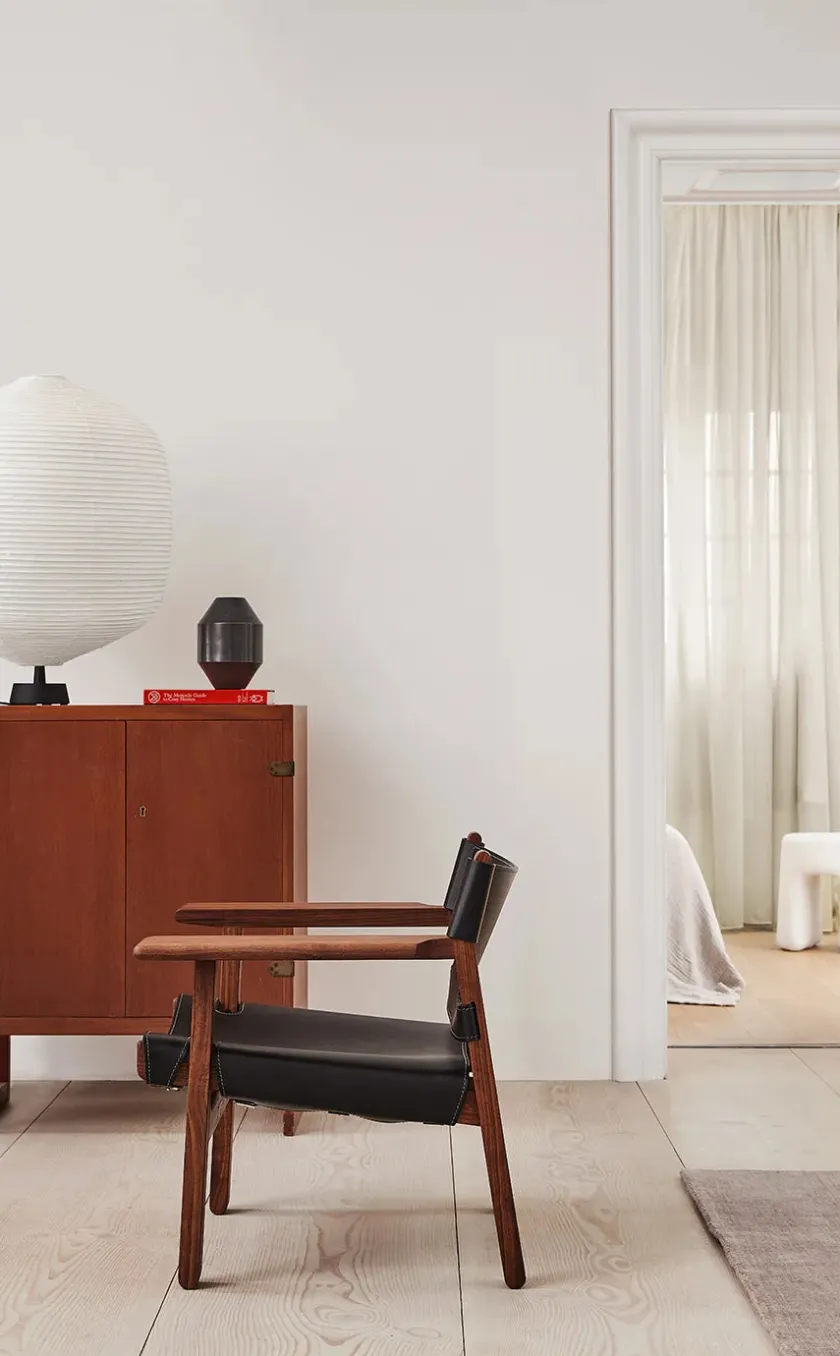 Fredericia Furniture Lænestole<Den Spanske Stol i sort læder, eg sæbe af Børge Mogensen