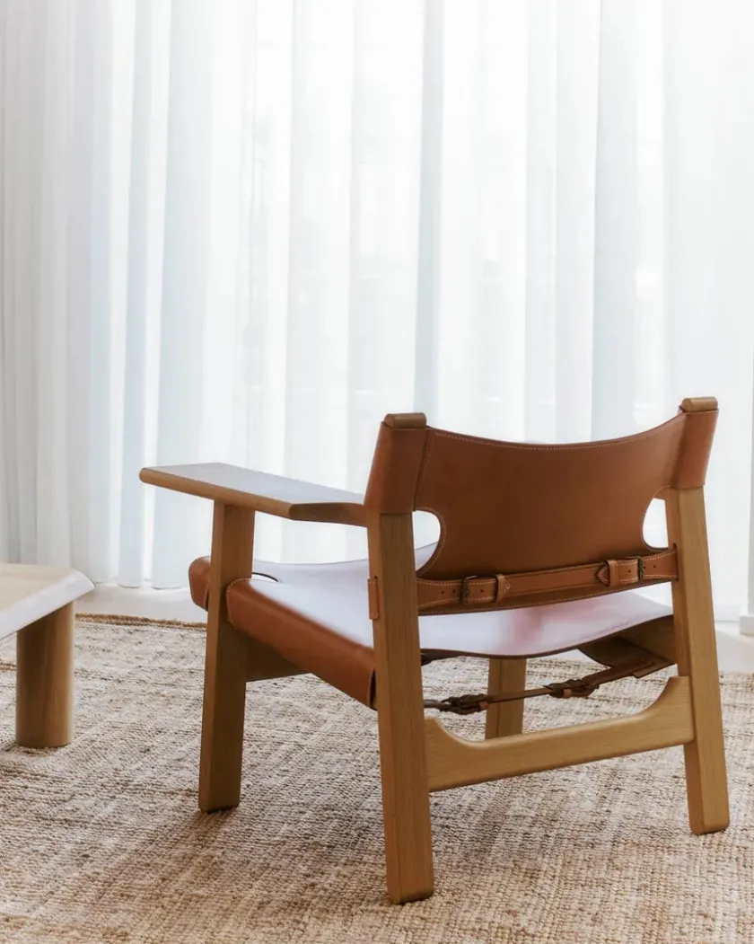 Fredericia Furniture Lænestole<Den Spanske Stol i sort læder, røget eg olie af Børge Mogensen