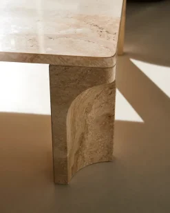 GUBI Sofaborde<Doric Coffee Table 80 x 80 cm, Neutral White Travertine fra