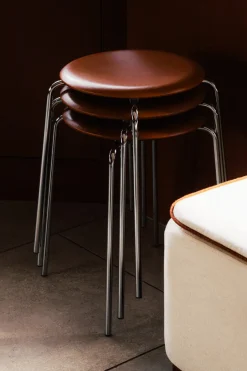 Fritz Hansen Gaver Til Ham|Gaver Til Hende<Dot skammel, valnød af Arne Jacobsen