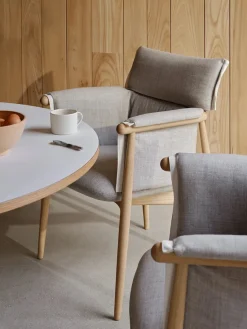 Carl Hansen & Søn Spisebordsstole<E005 Embrace Chair af EOOS