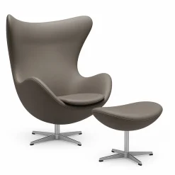 Fritz Hansen Lænestole<Ægget, Kastanjebrun Grace læder, med returdrej inkl. skammel af Arne Jacobsen