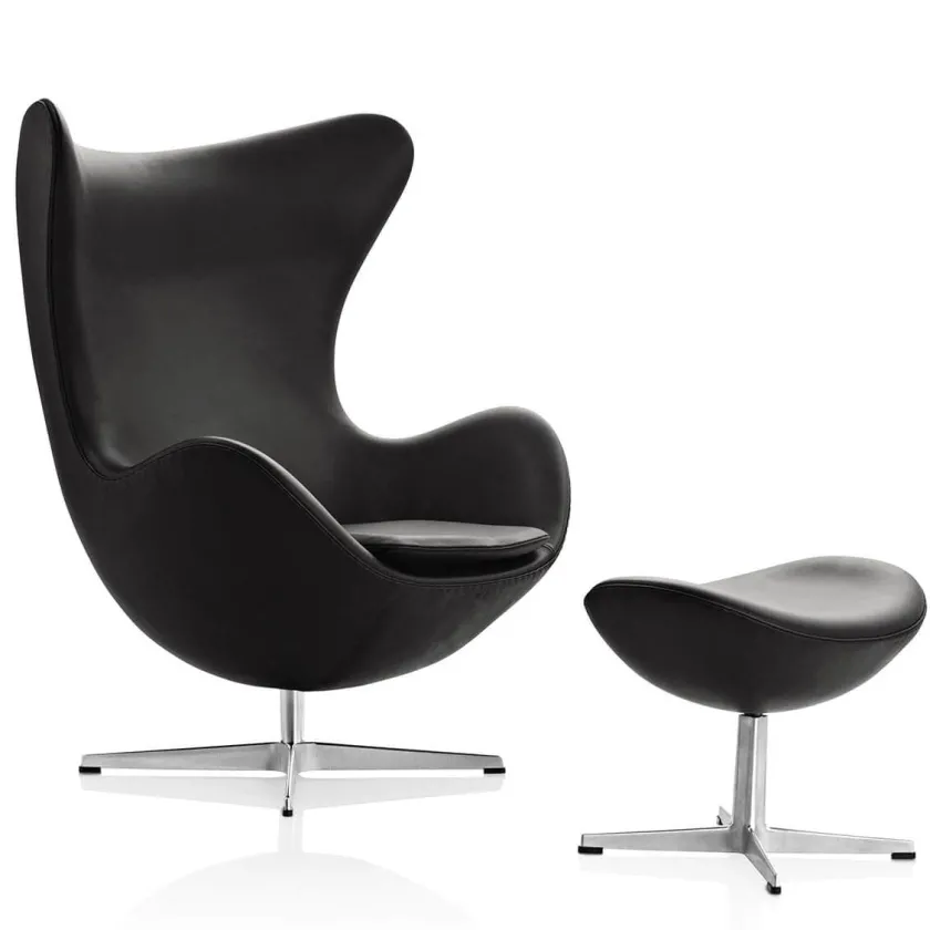 Fritz Hansen Lænestole<Ægget, Sort Aura læder, uden returdrej inkl. skammel af Arne Jacobsen