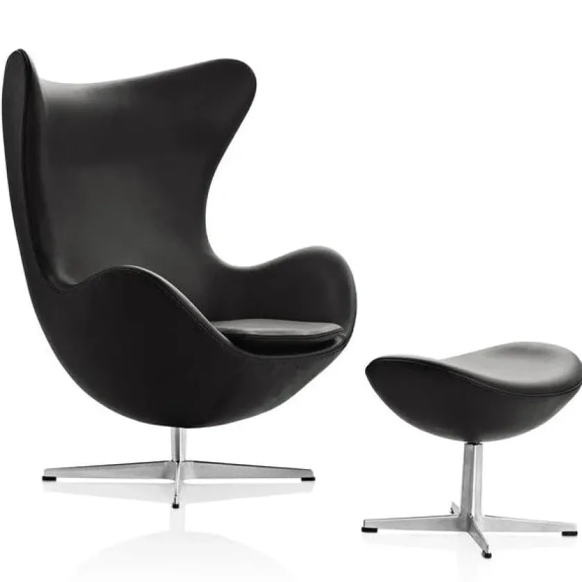 Fritz Hansen Lænestole<Ægget, Sort Grace læder, med returdrej inkl. skammel af Arne Jacobsen