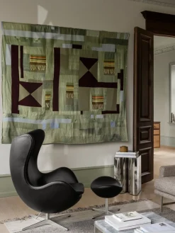 Fritz Hansen Lænestole<Ægget, sort læder/aluminium af Arne Jacobsen