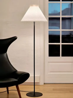 Le Klint Gulvlamper|Spots<334H Gulvlampe, buttermilk fra