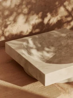 Ferm Living Gaver Til Hende<Hew low centrepiece, travertin fra