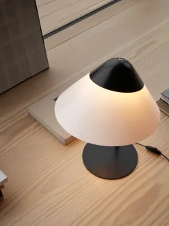 Carl Hansen & Søn Skrivebordslamper|Spots<HJW02 Opala Bordlampe af Hans J. Wegner