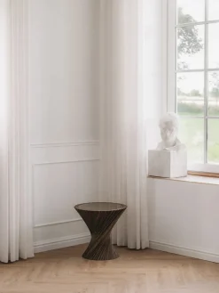 VIA Copenhagen Sideborde Og Små Borde<HYPERBEL sidebord, røget eg fra