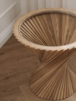 VIA Copenhagen Sideborde Og Små Borde<HYPERBEL sidebord, røget eg fra