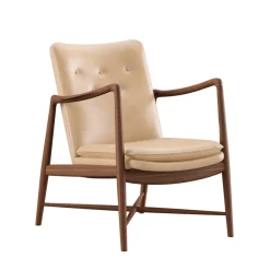 House of Finn Juhl Lænestole<Kaminstolen, valnød af Finn Juhl