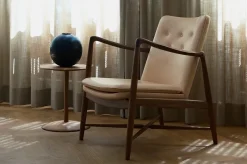 House of Finn Juhl Lænestole<Kaminstolen, valnød af Finn Juhl