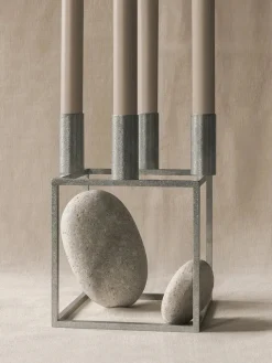 Audo Copenhagen Adventsstager|Lysestager<Kubus 4 Lysestage, zink fra