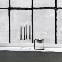 Audo Copenhagen Adventsstager|Lysestager<Kubus 4 Lysestage, zink fra