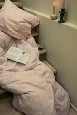 Juna Gaver Til Hende|Tekstiler Til Soveværelset<Monochrome Lines Sengetøj, rosa/hvid fra